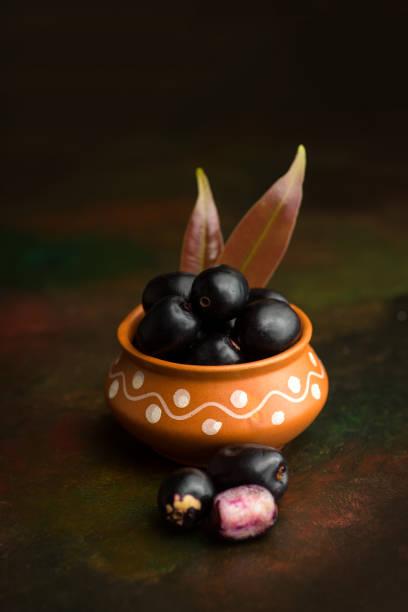 jambolan śliwka lub jambul lub jamun owoców, śliwka java (syzygium cumini) na tle teksturowane. - plum red black food zdjęcia i obrazy z banku zdjęć