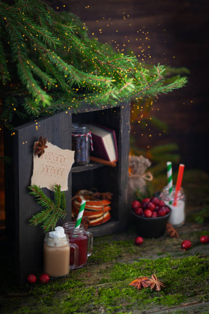 рождественский волшебный деревянный шкаф с праздничными напитками и ингредиентами, концепция открытки - dried cranberry стоковые фото и изображения