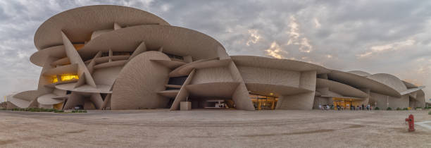 musée national du qatar (desert rose) vue panoramique au coucher du soleil - desert rose photos et images de collection