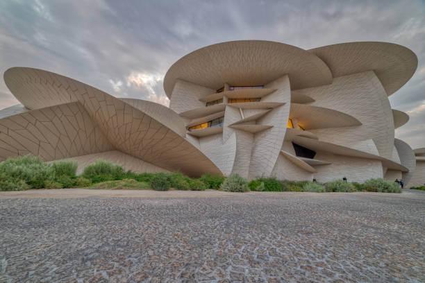 musée national du qatar (desert rose) vue panoramique au coucher du soleil - desert rose photos et images de collection