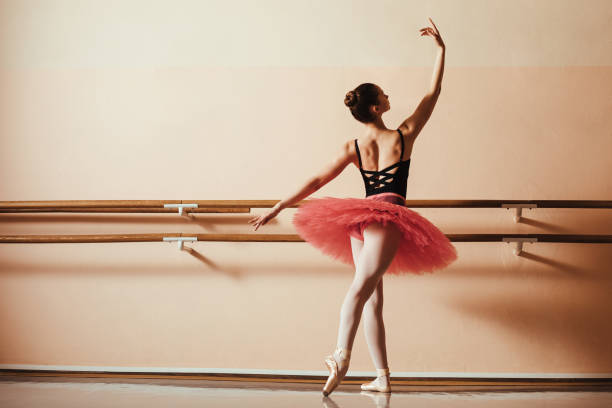 vista sul retro della graziosa ballerina femminile nello studio di balletto. - scuola di danza classica foto e immagini stock