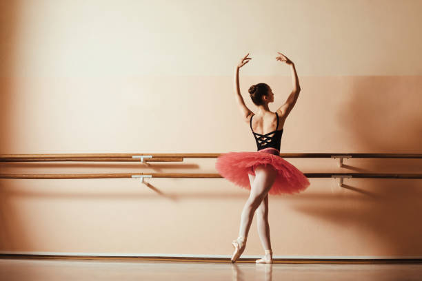 vista trasera de la bailarina bailando en el estudio de ballet. - estudio de ballet fotografías e imágenes de stock