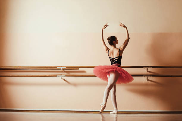 vista posteriore della ballerina che balla allo studio di balletto. - scuola di danza classica foto e immagini stock