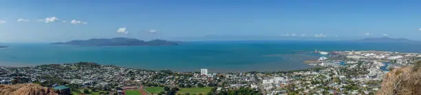 Photo of a view from above of the australian coastal town Tully in the north of australia