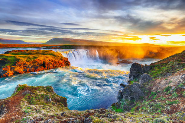 アイスランドの滝のドラマチックな夕日の眺め - waterfall iceland landscape stream ストックフォトと画像