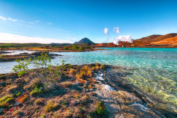 geothermie landschaft im kraftwerk krafla bjarnarflag diatomite - iceland hot spring geothermal power station geyser stock-fotos und bilder