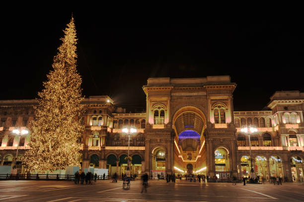 クリスマス休暇のために照らされたミラノ - photography black and white restaurant italy ストックフォトと画像