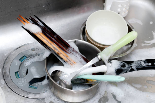 laver la vaisselle, laver les ustensiles de cuisine sur l'évier - wash bowl photos et images de collection