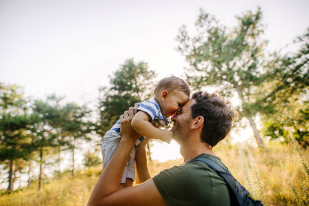 bebé niño con papá en la naturaleza - family nature healthy lifestyle happiness fotografías e imágenes de stock