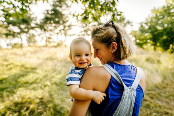 bebé niño con mamá en la naturaleza - tree grass family human relationship family fotografías e imágenes de stock