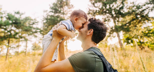 bebé niño con papá en la naturaleza - tree grass family human relationship family fotografías e imágenes de stock