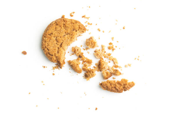 galletas de mantequilla aisladas en blanco - crumb cookie isolated biscuit fotografías e imágenes de stock