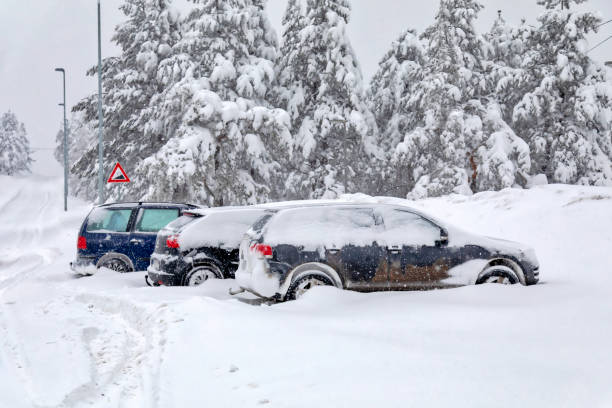 istock Cars in Snowstorm Horizontal 1188098275
