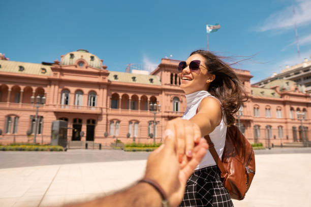 Couple holding hands in front of Casa Rosada in Buenos Aires Couple in love holding hands in front of Casa Rosada in Caba, Buenos Aires, Argentina casa stock pictures, royalty-free photos & images