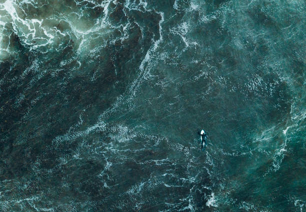 vista abstrata do surfista no oceano. - noruega do norte - fotografias e filmes do acervo