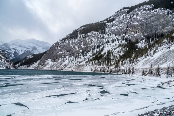 пруд уайтманс и скалистые горы - rocky mountains canada mountain winter стоковые фото и изображения