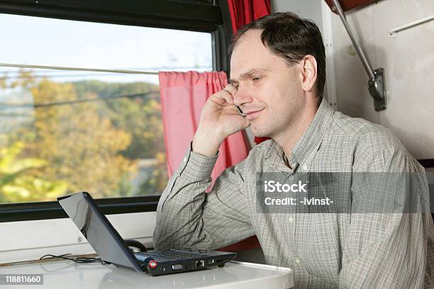 남자의 Netbook 열차 관광객에 대한 스톡 사진 및 기타 이미지 - 관광객, 글로벌 커뮤니케이션, 기차