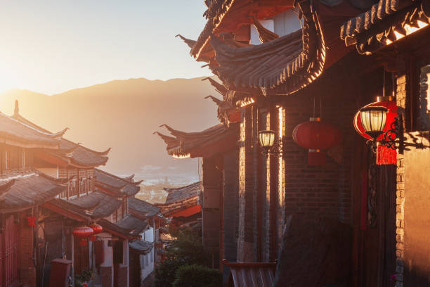 vista del amanecer de la calle vacía de la ciudad. lijiang. china. - 7003 fotografías e imágenes de stock