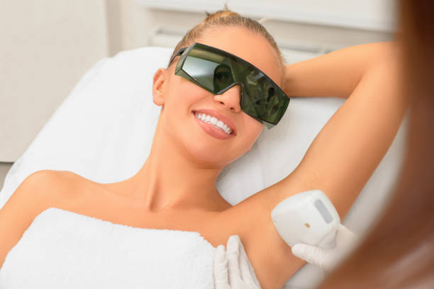 procedura di cosmetologia per la depilazione da un terapista presso la clinica cosmetica beauty spa. epilazione laser sotto le ascelle. - depilazione foto e immagini stock