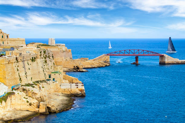 malta - destino mediterrâneo do curso, fort st. elmo em valletta - st elmo - fotografias e filmes do acervo