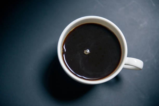나무 테이블에 흰색 컵에 검은 커피 - black coffee mocha high angle view black 뉴스 사진 이미지