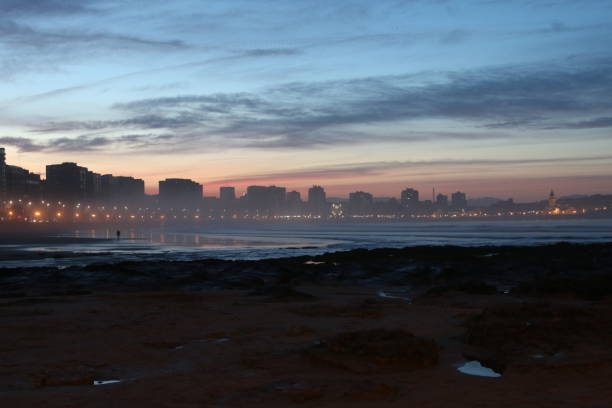vista nocturna de la playa de san lorenzo - playa del silencio asturias fotografías e imágenes de stock