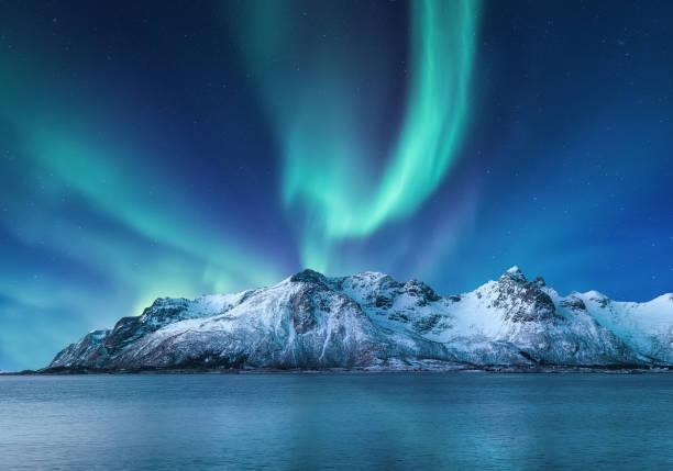 aurora boreale, isole lofoten, norvegia. luce nothen, montagne e oceano ghiacciato. paesaggio invernale di notte. viaggio in norvegia - immagine - star shape sky star aurora borealis foto e immagini stock
