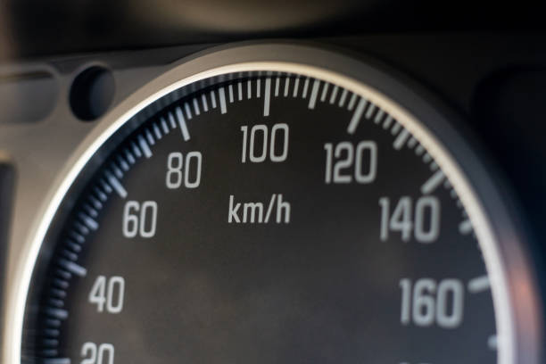 widok makro prędkościomierza w pojeździe z numerami i skalą - car dashboard night driving zdjęcia i obrazy z banku zdjęć