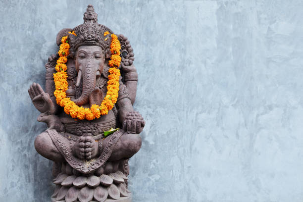 ganesha sitzt in meditierenden yoga-pose in hindu-tempel. - ganescha stock-fotos und bilder