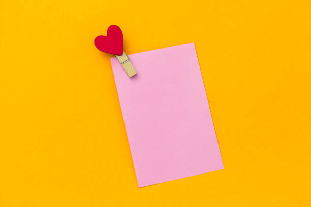 blank pink paper note with cloth pin decorated with red heart - adhesive note note pad clothespin reminder imagens e fotografias de stock