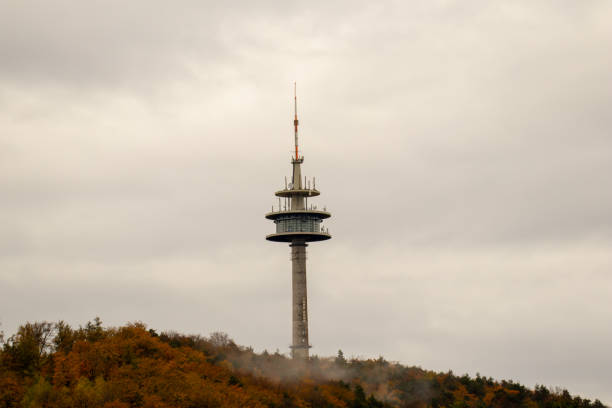 fernmeldeturm kaiserlsautern - kaiserslautern stock-fotos und bilder