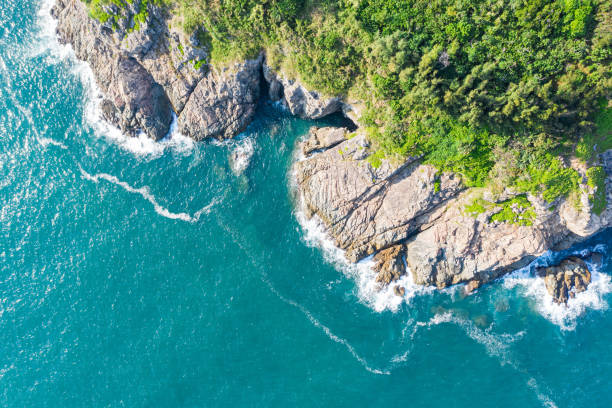 a vista da praia no geoparque global de hong kong - ocean cliff - fotografias e filmes do acervo