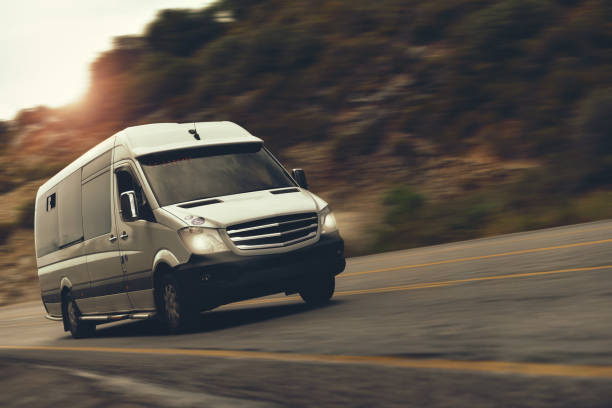 um ônibus de aluguel está dirigindo - commercial land vehicle - fotografias e filmes do acervo