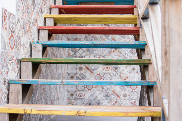etapas de madeira pintadas em cores diferentes do arco-íris - staircase steps istanbul turkey - fotografias e filmes do acervo