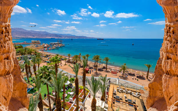 sunny day on sandy beach of the red sea - gulf of aqaba imagens e fotografias de stock