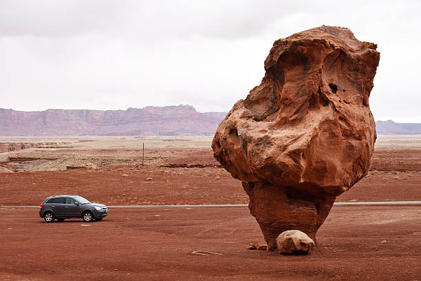 bizarre le rocher équilibré, de marble canyon, arizona - lee ferry photos et images de collection