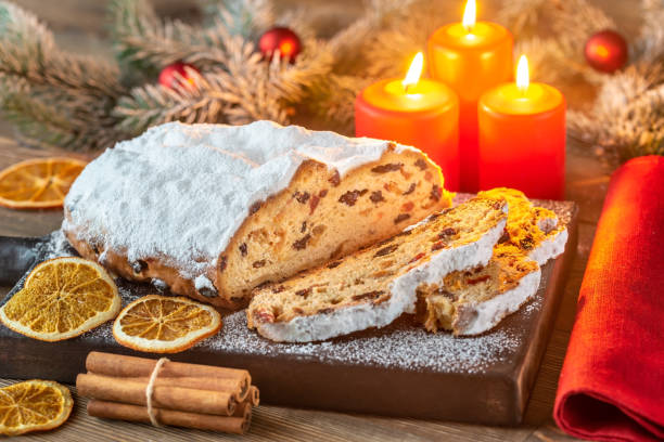 stollen - pain de noel allemand traditionnel - christmas stollen christmas pastry baked photos et images de collection