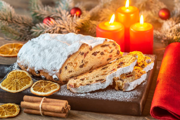 스톨렌 - 전통 독일 크리스마스 빵 - christmas stollen christmas pastry baked 뉴스 사진 이미지