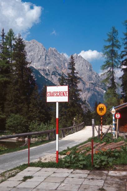 fronteira alemã austríaca nos alpes - mountain austria street footpath - fotografias e filmes do acervo