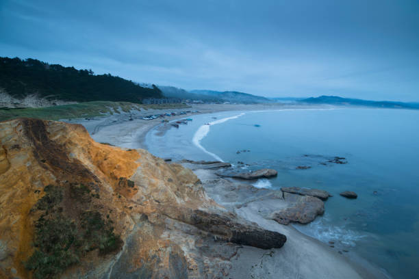 widok na ocean spokojny na cape kiwanda oregon coast o zachodzie słońca usa - cape kiwanda state park zdjęcia i obrazy z banku zdjęć