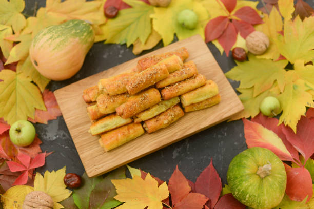 deliciosas galletas de calabaza caseras con manzanas y nueces. pasteles dulces con temática otoñal y hojas amarillas otoñales. fondo apetitoso de otoño. - chestnut sweet food yellow group of objects fotografías e imágenes de stock