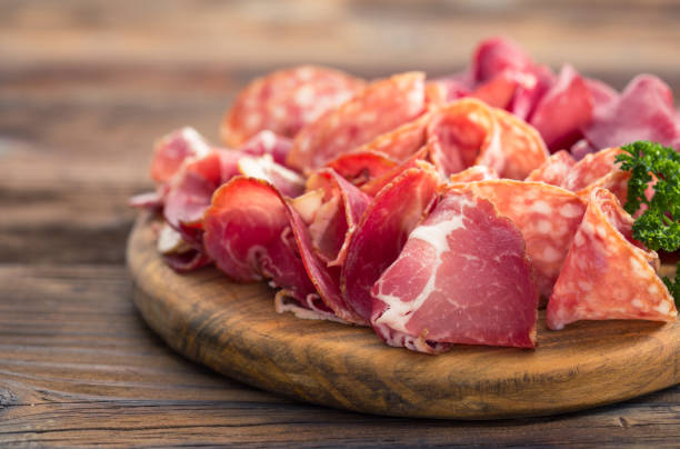 kött tallrik med läcker salami, skivad skinka, korv och bacon - delikatessdisk bildbanksfoton och bilder