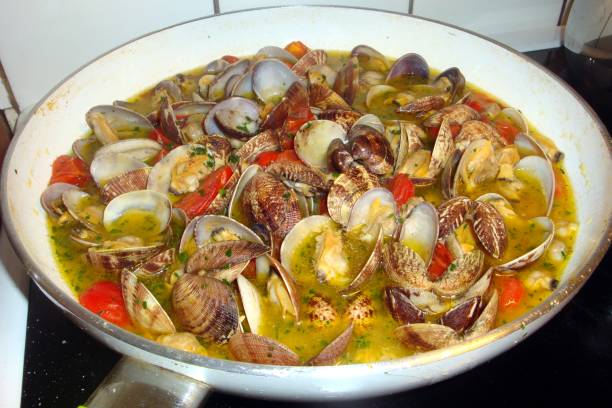 istock Preparation of a sauce with clams in a pan. 1188231584