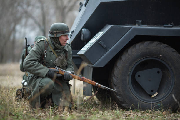 uczestnicy rekonstrukcji wojskowo-historycznej, poświęconej akcji bojowej w 1941 roku podczas ii wojny światowej. woroneż, rosja. - world war i horizontal editorial british military zdjęcia i obrazy z banku zdjęć