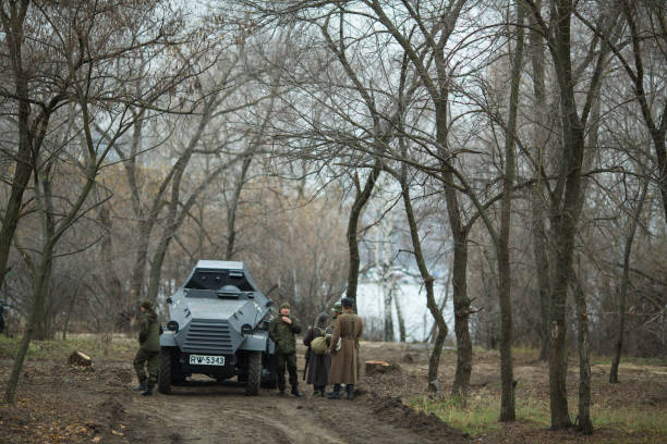 uczestnicy rekonstrukcji wojskowo-historycznej, poświęconej akcji bojowej w 1941 roku podczas ii wojny światowej. woroneż, rosja. - world war i horizontal editorial british military zdjęcia i obrazy z banku zdjęć