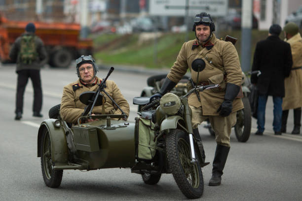 uczestnicy rekonstrukcji wojskowo-historycznej, poświęconej akcji bojowej w 1941 roku podczas ii wojny światowej. woroneż, rosja. - world war i horizontal editorial british military zdjęcia i obrazy z banku zdjęć