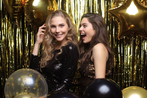 красивые девушки празднуют новый год. великолепные улыбающиеся молодые женщины, наслаждающиеся праздником вечеринок, веселятся вместе. - 7677 стоковые фото и изображения