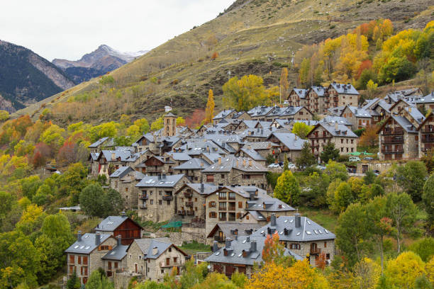 blick auf taull im herbst. vall de boi, lleida, katalonien, spanien - vall de boi stock-fotos und bilder