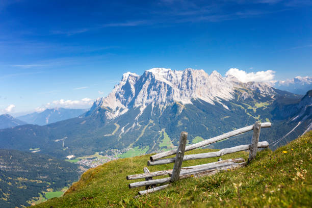banco solitario con vista a zugspitze, alpes - bavaria wetterstein mountains nature european alps fotografías e imágenes de stock