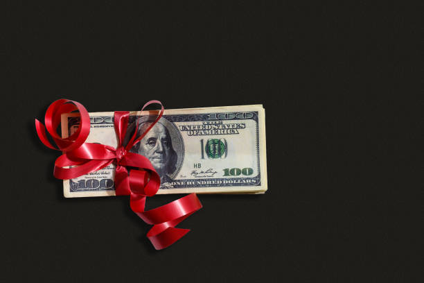 soldi come regalo: immagine di repertorio - currency perks gift bow foto e immagini stock